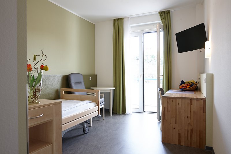 Unsere Patientenzimmer | Einbettzimmer - Rheumazentrum Rheinland-Pfalz
