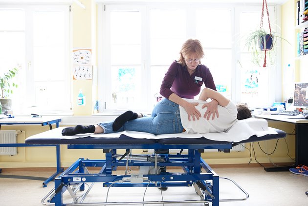 Physiotherapiebehandlung am Rücken eines Patienten - Rheumazentrum Rheinland-Pfalz