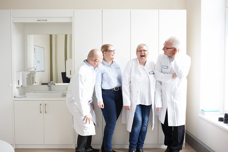 Vier Ärzte haben Spaß auf der Arbeit - Rheumazentrum Rheinland-Pfalz