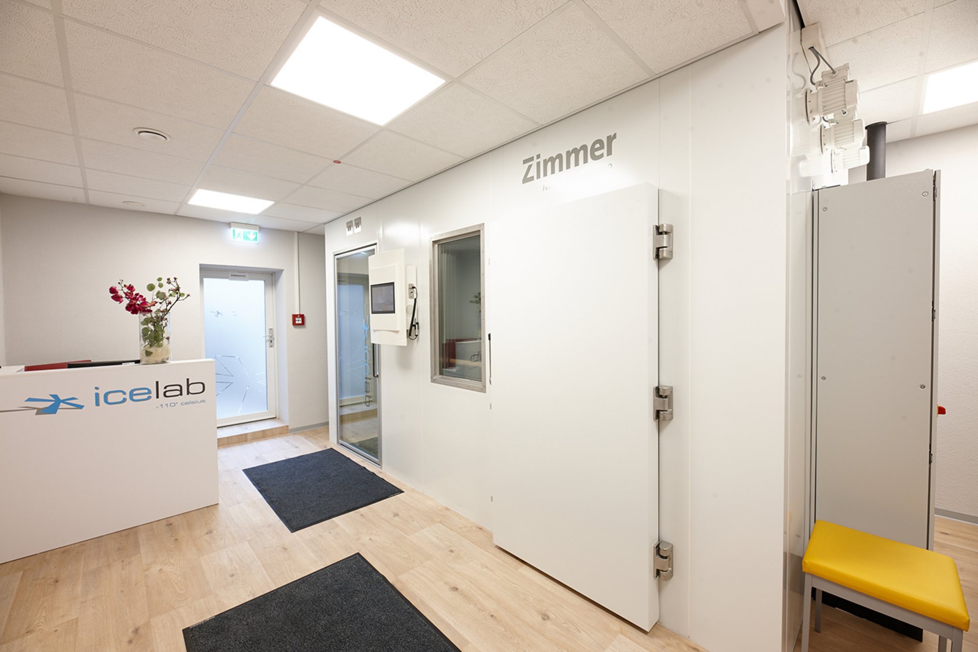 Icelab Foyer mit Counter -Rheumazentrum Rheinland-Pfalz