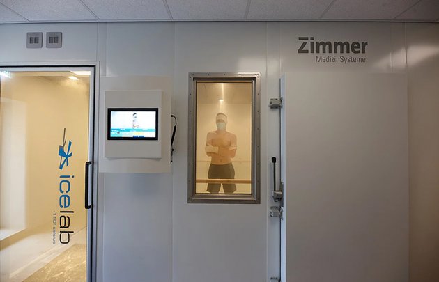 Rheuma Patient in Kältekammer - IceLab | Kryotherapie - Rheumazentrum Rheinland-Pfalz