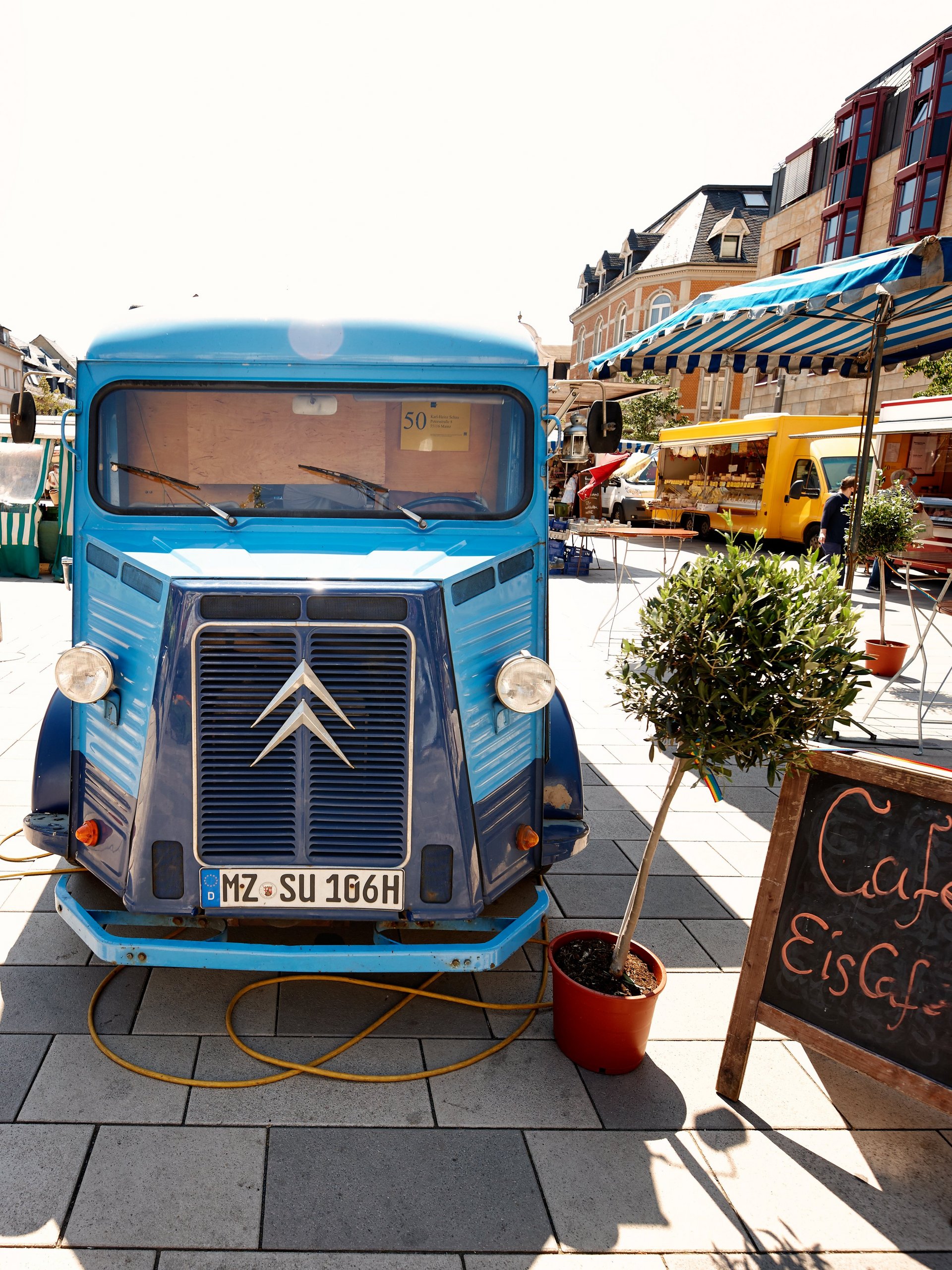Blauer Oldtimer auf dem Wochenmarkt | Kornmarkt - Rheumazentrum Rheinland-Pfalz