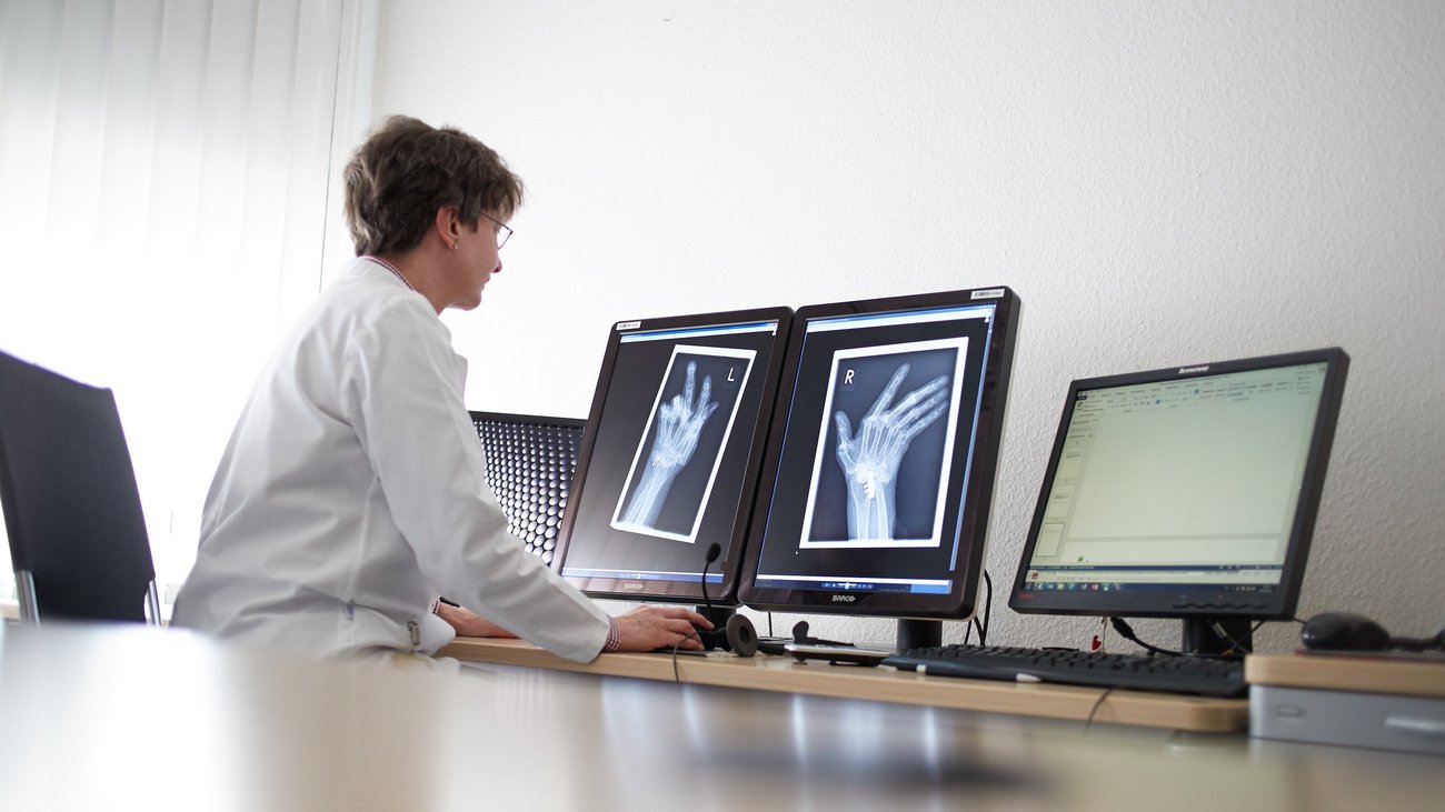 Rheuma-Forscherin sitzt vor Röntgenbild | Rheumazentrum Rheinland-Pfalz