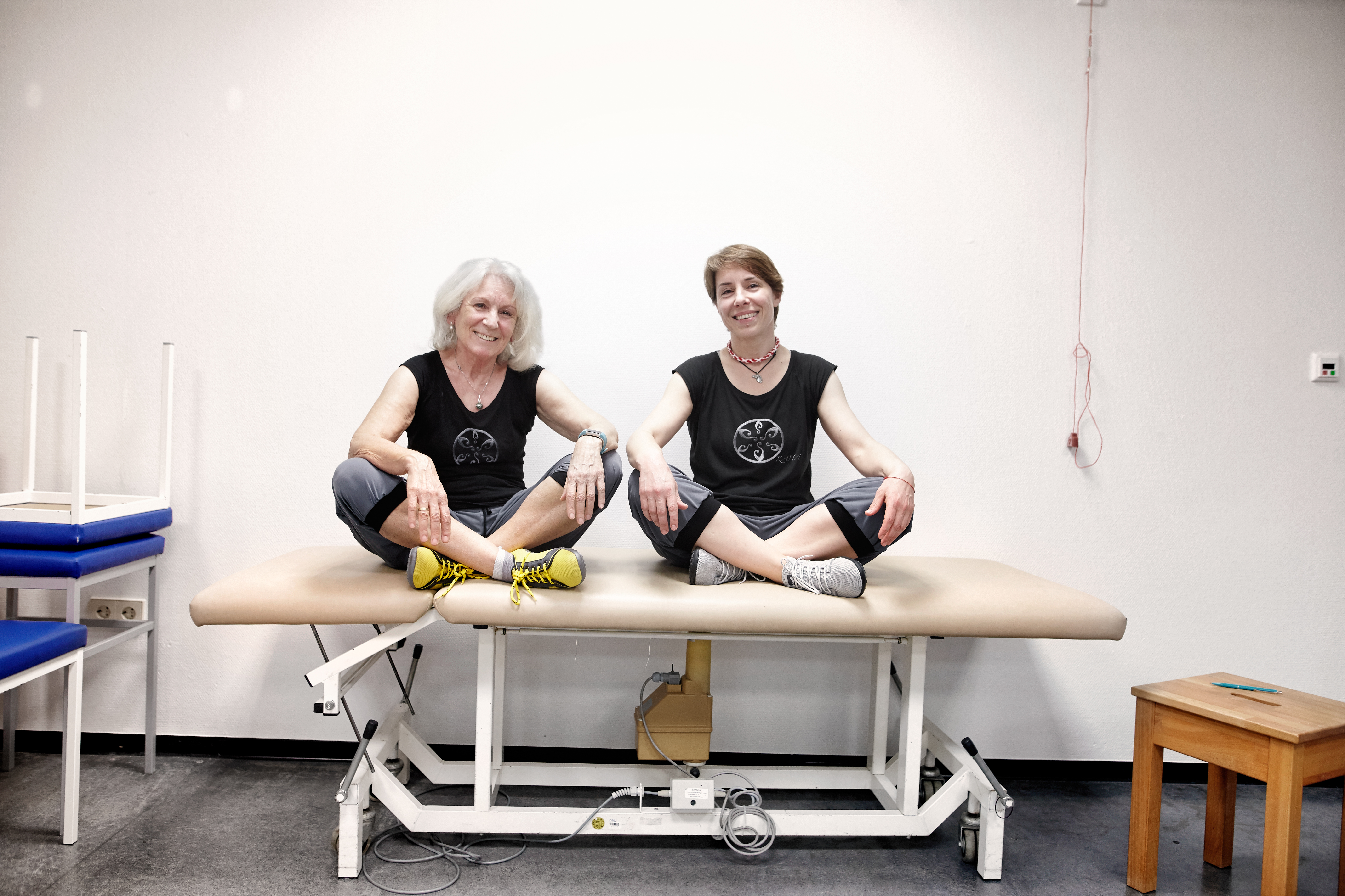Patientinnen in entspannter Yogapose nach dem Reha Sport auf einer Liege - Reumazentrum Rheinland-Pfalz